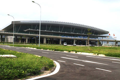 Sân bay Quốc tế Phú Quốc (mới) cách trung tâm TT Dương Đông 5 km về phía đông nam