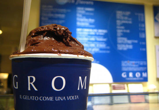 Đến Italy vào mùa hè và thưởng thức kem tự chế Grom là điều tuyệt vời nhất mà du khách không thể bỏ qua. Bạn có thể thưởng thức món kem này tại Rome, Venice, Florence, Milan hay một vài nơi khác.