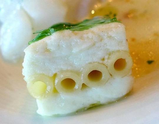 Hình ảnh chụp từ cạnh bên của món cá tuyết khoai tây cho thấy những sợi mì ống nằm bên trong miếng cá.