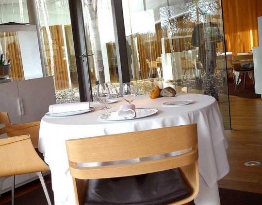 Nội thất nhà hàng được thiết kế tạo cảm giác cực kỳ thoáng đãng và hiện đại với những bức tường kính và khăn trải bàn trắng phau.