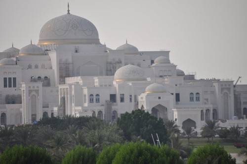 Từ cánh Đông của khách sạn. du khách cũng có thể nhìn được tòa nhà hoàng gia Abu Dhabi.