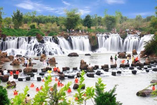 Thác Giang Điền – Đồng Nai: Khu sinh thái xanh mát được quy hoạch lại nên an toàn và sạch đẹp. Thích hợp cắm trại, picnic và tắm thác.