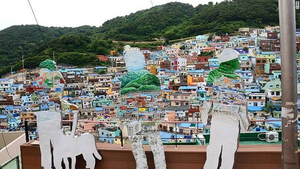 Hàng nghìn nghệ sĩ Hàn Quốc lẫn sinh viên nghệ thuật đã thổi những luồng gió nhiều "màu sắc" vào ngôi làng Gamcheon