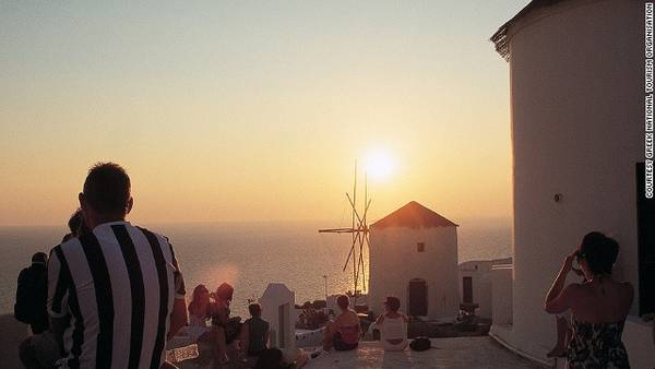 9. Oia, Santorini, Hy Lạp Thị trấn trên đỉnh đồi Oia là một nơi nổi tiếng để ngắm hoàng hôn. Du khách thường chọn một nhà hàng có tầm nhìn ra biển, vừa thưởng thức bữa chiều vừa chờ đợi mặt trời từ từ khuất bóng. Di chuyển: các chuyến bay từ Athens đến Santorini hoạt động mỗi ngày.