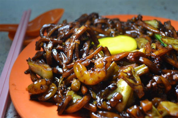 Món mỳ Hokkien Mee ở Kuala Lumpur đặc trưng với nước sốt nâu sánh. Ảnh: About Travel