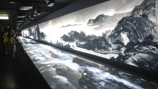 Với một bộ sưu tập vĩnh viễn của hơn 650.000 mặt hàng, Bảo tàng Cung điện Quốc gia Đài Bắc có bộ sưu tập lớn nhất các hiện vật và tác phẩm nghệ thuật trên thế giới Trung Quốc.