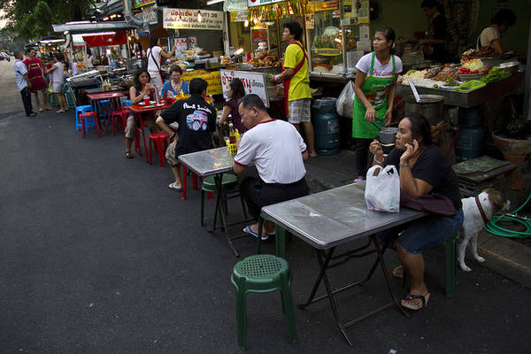 Những con phố ăn vặt hấp dẫn khắp Bangkok