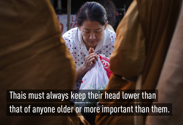 Trong văn hóa cúi chào của mình, người Thái luôn giữ cho đầu mình thấp hơn người đối diện, đặc biệt là người đó lớn tuổi hơn hoặc có địa vị cao hơn