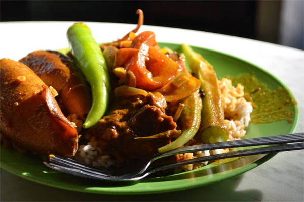 Một số nơi ở Malaysia, cơm Nasi Kandar có tới 50 món để người ăn lựa chọn rồi trộn ăn cùng. Ảnh: About Travel