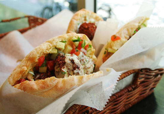 Bánh mì kẹp Falafel. Đây là món ăn khai vị cho bữa trưa và bữa tối rất được ưa thích tại Tel Aviv, Israel. Món bánh giòn, dai với phần nhân là rau, củ, đậu và nước sốt sữa chua.