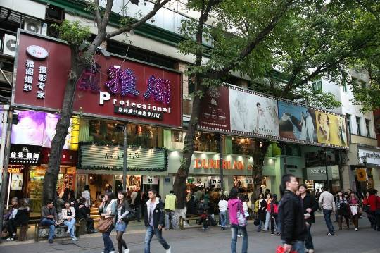 Beijing Lu, phố đi bộ, mua sắm nổi tiếng của Quảng Châu.