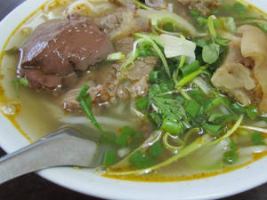 Ẩm thực Hà Nội - bún bò Huế Quang Trung - iVIVU.com
