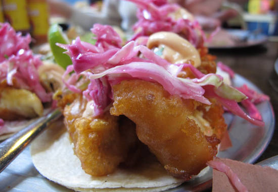 Bánh Taco cá với lớp vỏ giòn bên ngoài. Đây là món ăn đường phố nổi tiếng ở Los Cabos, Mexico.