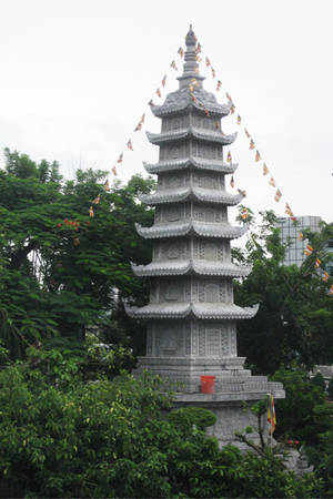 Tháp đá chùa Vĩnh Nghiêm được ghi nhận là tháp đá cao nhất và công phu nhất Việt Nam.