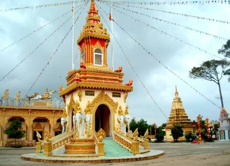 Các ngôi chùa Khmer như chùa Ghositaram (xã Hưng Hội, huyện Vĩnh Lợi, ảnh trên), chùa Xiêm Cán (xã Vĩnh Trạch Đông, TP Bạc Liêu, ảnh dưới) đều có những nét đẹp riêng của văn hóa Khmer luôn gây ấn tượng với du khách.