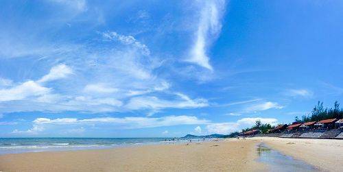 Bãi Chí Linh với biển xanh, cát trắng, nắng vàng thơ mộng