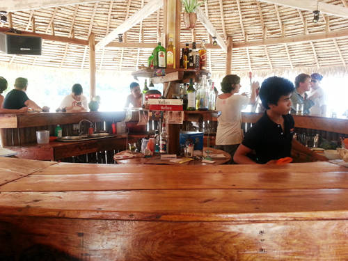 Quầy bar tại Paradise resort trên Koh Rong Samloem.