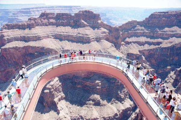 6. 'Vành móng ngựa' ở hẻm núi Grand Canyon, Mỹ: Vườn quốc gia Grand Canyon, Mỹ là một trong những điểm du lịch nổi tiếng nhất thế giới với những hẻm núi đủ màu sắc từ nâu, đỏ, cam cho tới vàng tạo nên một khung cảnh tuyệt đẹp dưới ánh mặt trời. Nơi đây là một trong 27 điểm du lịch bạn nên tới một lần trước khi... qua đời.