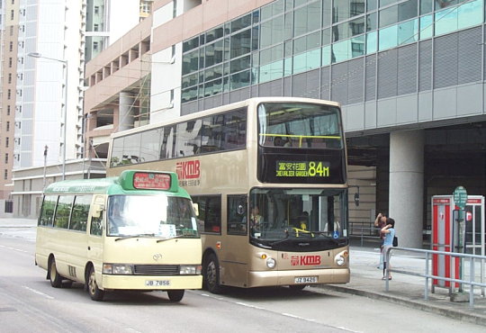 Du khách có thể chọn phương tiện quen thuộc là xe buýt.