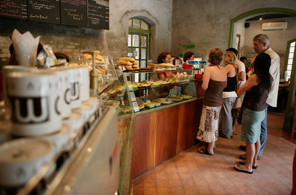 JoMa Bakery là tiệm bánh nổi tiếng, nơi mà du khách có thể thưởng thứ món bánh nướng thơm ngon cùng một tách cà phê Lào thượng hạng. 