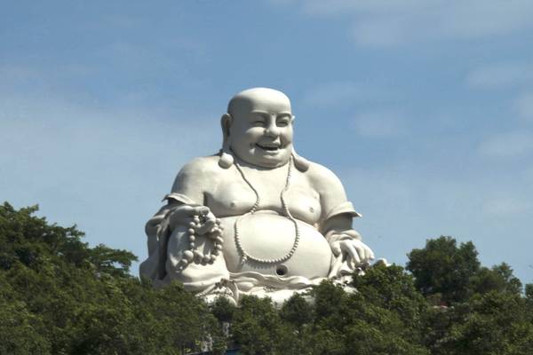 Tượng Phật Di Lặc trên đỉnh núi Cấm