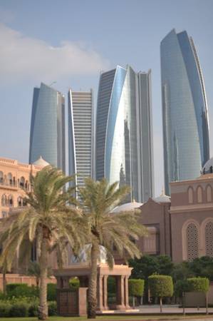 Emirates Palace nằm ngay trung tâm thành phố Abu Dhabi. Từ khách sạn, du khách có thể thuận tiện lui tới hàng tá các nhà hàng và quán bar.