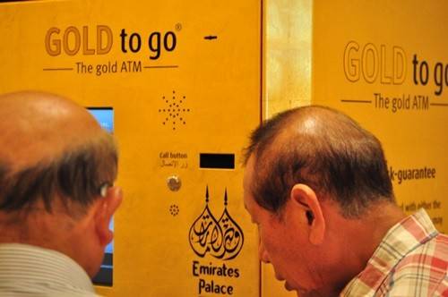 Máy “Gold ATM” nổi tiếng của khách sạn cũng được đặt tại đây. Mặc dù máy này không nhả vàng thỏi, nhưng du khách tới đây cũng rất hài lòng với những món đồ lưu niệm nhỏ bằng vàng có logo của khách sạn mà họ có thể rút được từ đây.