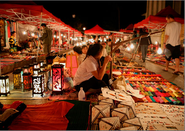 Những khu chợ đêm với ánh đèn lung linh, huyền ảo luôn mang đến cho khách du lịch cảm giác háo hức lạ kì