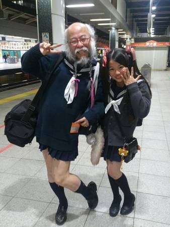 Cụ ông mặc đồ nữ sinh ở Nhật - iVIVU.com