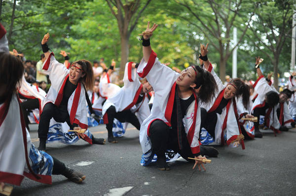 Mùa hè đến, khắp đất nước Nhật Bản sôi động bởi vũ điệu đường phố này.