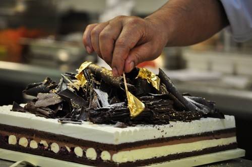 Nhà hàng Mezlai và Le Vendome của khách sạn nổi tiếng với các món tráng miệng rắc lá vàng. Mỗi chiếc bánh chocolate như vậy có giá khoảng 80 USD.