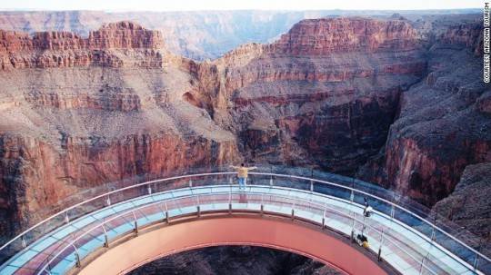 Đường đi bộ ở hẻm núi Grand Canyon giống như một cây cầu có dáng như "vành móng ngựa", làm từ thuỷ tinh trong suốt, dài 20m và chìa ra ngoài rìa một hẻm núi ở độ cao 1.000m.