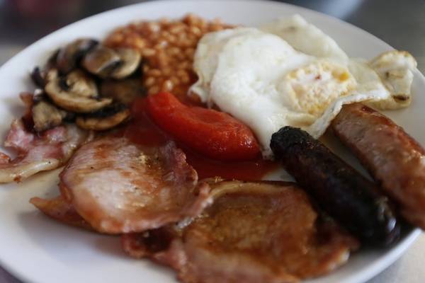 Anh Bữa sáng điển hình của người Anh gồm trứng, xúc xích, giăm bông, đậu, nấm và cà chua đã nấu chín. 