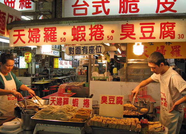 Những món đặc sản nổi tiếng ở chợ Đêm Miếu Khẩu bao gồm súp lươn hầm, bóng sò điệp và thậm chí có cả một số món ngon hiếm có như cá mập voi hun khói, cá keo hun khói. Ảnh: pinch magazine