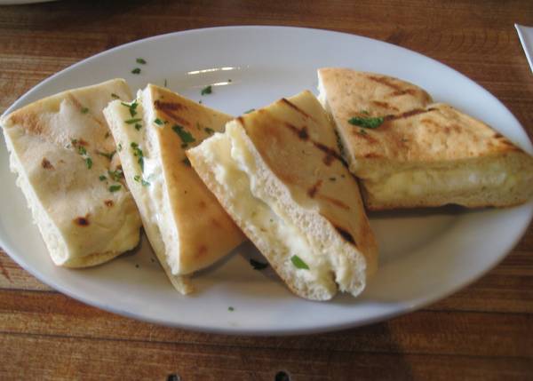 Serbia: Một bữa ăn sáng thịnh soạn ở Serbia sẽ bao gồm Lepinja sa kajmakom (bánh mì nhân kem sữa) hoặc cháo, ăn kèm với thịt xông khói, xúc xích, trứng, bơ, sữa chua. Ảnh: DeeDee’s Food Adventures