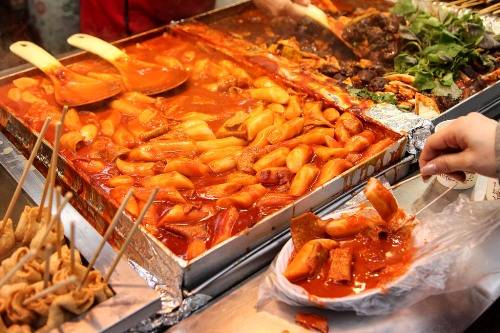 Tteok-bokki Tteok-bokki là món ăn Hàn Quốc phổ biến với vị cay ngọt đặc trưng. Thành phần chính là bánh gạo trộn lẫn với bánh cá và các loại rau củ như hành, cải bắp, cà rốt và bột ớt. Người đầu bếp nấu chín hỗn hợp này và thêm nước sốt nóng hổi. Du khách có thể thử tteok-bokki ở khắp Hàn Quốc. Giá cho một phần ăn dao động 2.500 - 3.500 won (khoảng 50.000 - 70.000 đồng). Ảnh: tumblr