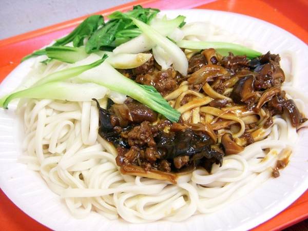 Tương làm từ đậu nành lên men nghe có vẻ không ngon lành gì, nhưng là nguyên liệu không thể thiếu trong món mì xào thịt zha jiang mian truyền thống của Trung Quốc. Các nguyên liệu khác của món này thay đổi tùy theo vùng.