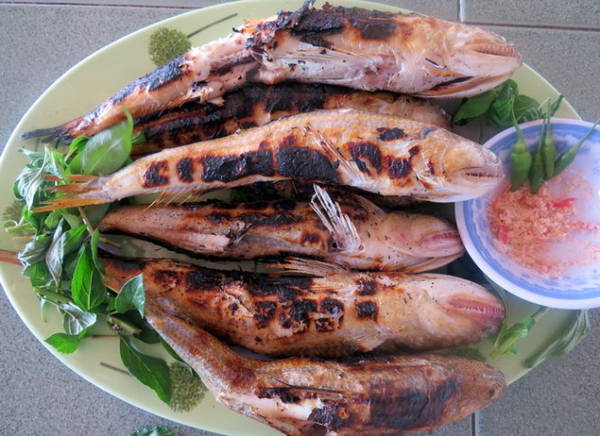 Cá thửng nướng chấm muối ớt - Ảnh: Minh Kỳ