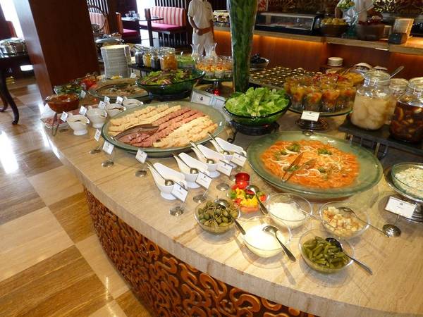 Khu nghỉ dưỡng St. Regis, Bali, Indonesia: Bữa sáng muộn ngày chủ nhật ở nhà hàng Boneka, khu nghỉ dưỡng St. Regis, phục vụ những món ăn thượng hạng, với nhiều món địa phương như cháo Indonesia, Mie Goreng và Nasi Goreng. Ảnh: Weflyfree.