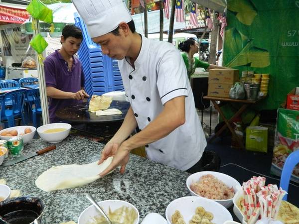 Malaysia góp mặt với món bánh nướng thơm phức. Vừa thưởng thức, thực khách vừa xem những màn biểu diễn trong cách chế biến đầy điêu luyện của đầu bếp.