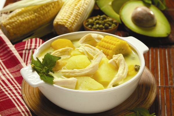 Ajiaco là món súp gà và khoai tây nổi tiếng của Colombia.