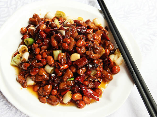 <strong>3. Gongbao Jiding (Gà xào ớt đậu phộng): </strong>Món ăn hấp dẫn này gồm thịt gà nấu với ớt, đậu phộng nên có vị cay đặc trưng. Món Gongbao Jiding rất được ưa chuộng tại các nhà hàng của người Hoa trên thế giới. Hiện nay ngoài thịt gà, người ta còn sáng tạo ra nhiều món ăn bằng các loại thịt khác như thịt heo, thịt bò và thậm chí cả các loại hải sản; tuy nhiên món ăn với nguyên liệu thịt gà vẫn luôn được nhiều người yêu thích nhất. Ảnh: J. Kenji López-Alt