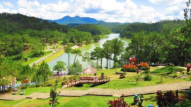 Thung lũng tình yêu được bao quanh bởi Hồ Đa Thiện một điểm tham quan đẹp ở Đà Lạt