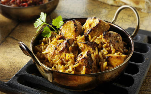 Cơm Biriani Hyderabad là quê hương của món cơm Biriani. Điều đặc biệt là bạn sẽ luôn dùng tay phải để ăn cơm. Đây là món cơm trộn thường ăn kèm thịt gà hoặc cừu, nấu từ gạo Basmati của Ấn Độ cùng nhiều loại gia vị khác nhau như thì là, các loại đậu, hành, tỏi, quế, rau mùi, gừng và nghệ tây - thứ gia vị tạo nên màu sắc đặc trưng của món ăn. Ảnh: Telegraph