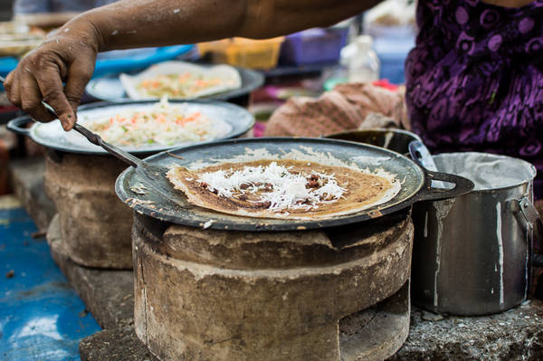 Dosa: Là một loại bánh crêpe hay bánh xèo được làm từ bột gạo lên men có nguồn gốc từ miền Nam Ấn Độ. Món Dosa được sử dụng chủ yếu cho bữa sáng và được bày bán trong hầu hết các cửa hàng ăn trên đường phố Yangon. Ngoài Myanmar, món ăn này cũng rất phổ biến ở một số nước như Malaysia và Sri Lanka. Ảnh: Funnelogychannel