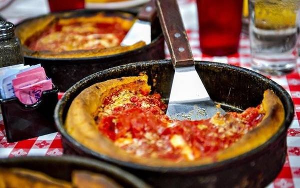 Pizza chảo, Illinois: Món ăn có nguồn gốc từ Chicago hoàn toàn khác với loại bánh pizza đế dày ở Anh. Phần vỏ bánh làm từ bột ngô và dầu ôliu được nướng qua trước khi cho phô mai, sốt cà chua, thịt và nhiều nguyên liệu khác. 