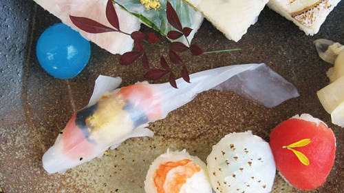 Để tăng phần sinh động cho món ăn, người làm sushi thường trang trí đĩa đựng "cá" với những chi tiết như trong một bể cá thật, khiến chúng càng trở nên sống động hơn bao giờ hết.