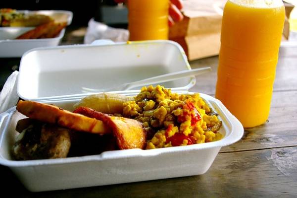 Jamaica Ackee là một loại quả trông giống trứng khi đã nấu xong, đồng thời là đồ ăn sáng ưa thích của người Jamaica. Bạn có thể ăn kèm với chuối chiên, cá muối và hoa quả tươi.