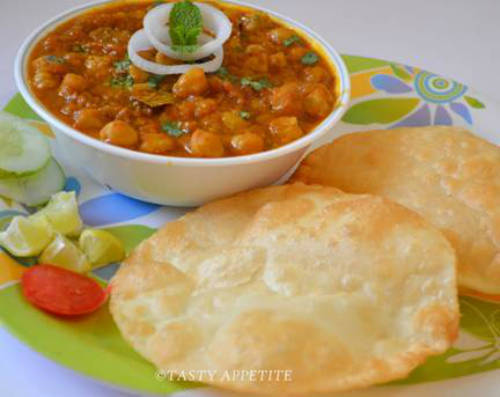 Chole bhature Chole bhature là món cà ri chỉ có tại Ấn Độ. Dù bạn có ăn ở nơi đâu thì vẫn không thể thấy được mùi vị đặc trưng như tại chính quê hương của nó. Chole bhature chủ yếu làm từ đậu xanh và hỗn hợp nhiều gia vị, thường xuất hiện trong dịp lễ tết và là món ăn truyền thống mùa lễ hội của rất nhiều gia đình. Ảnh: Tasty Appetite