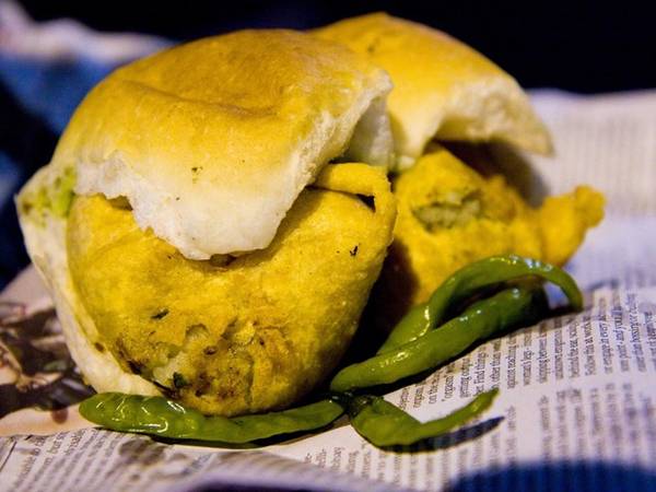 Món Vada Pav của Ấn Độ gồm khoai tây nghiền tẩm gia vị bọc bột rồi chiên lên, ăn kèm tương ớt.